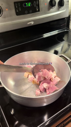 Tú y yo esta canción y un locrio de chuleta ahumada piénsalo 👩🏽‍🍳🇩🇴 Ingredients: - Arroz Carolina - Chuleta Ahumada - Salsa de tomate - Cilantro - Ají -Cebolla - Sofrito - Sal - Ajo - Orégano - sazón en polvo Loisa - Adobo Loisa - picante - cubito de pollo Maggi @Loisa #parati #fyp #cibaeña #dominicanfood #foodiesoftiktok