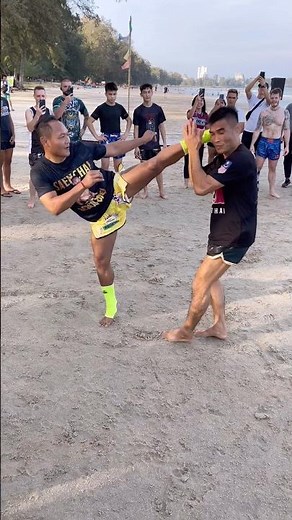 Muay Thai Training - Landing Fast Kicks with Saenchai