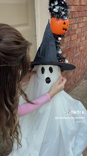 DIY Lawn Ghosts for Spooky Halloween Decor