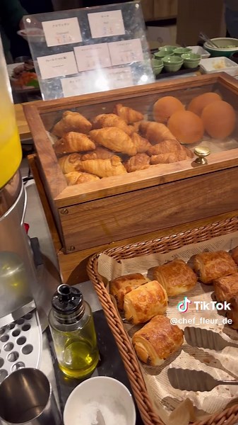 ずわい蟹食べ放題！ ローストビーフ食べ放題！！ お刺身食べ放題！！！ 大阪グルメ情報 都シティホテル大阪天王寺 17階スカイレストランエトワール 料金10,000円 💰 ☆4.5！！の店です！ 値段が高めなのがネックですが、その辺のぼったくり食べ放題の高い居酒屋みたいに不味くはなく美味しい料理を堪能することができます！！満足できる食べ放題です！ ☆5 遠回りしてでも一度は食べたい絶品グルメ ☆4 リピートしたくなる美味しいお店 ☆3 一度食べたら満足するお店 ☆2味、値段ともに普通の食事レベル ☆1微妙な味、近場にあるなら味見程度に ☆0 美味しくない、行く価値なし #冬と春のホテルキャンペーン #蟹食べ放題 #かに食べ放題 #エトワール #ビュッフェ #大阪グルメ #関西グルメ #刺身食べ放題 #ローストビーフ食べ放題 #ホテルビュッフェ #ずわい蟹 #ズワイガニ #都ホテル #近鉄沿線 #JR天王寺