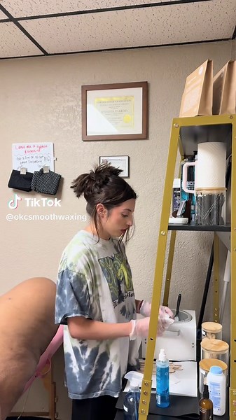 10/10 I will act like I didn’t hear you just rip one 😂 I have hairs to worry about not a little bit of gas • • • #okcwaxer #brazilian #waxing #brazilianwaxspecialist #okcesthetician #soloesthetician #waxvideos #brazilianwax #fyp #wax #405 #underarmwax #esthetician #hardwax #okc #waxing