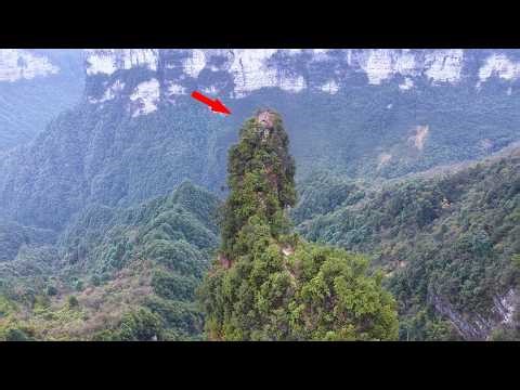 A temple in Chongqing, built atop a 300-meter-high stone pillar, is truly awe-inspiring.