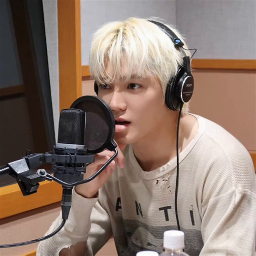 Q. NCT 127 베스트송A. 소방차🌹 그때 당시 우리가 완전 신인이기도 했고 쓰는 대기실도 좁아가지고 테트리스하면서 자던 것도 추억이라고 생각이 들어서 그때 그 시절 생각하면 앞으로 더 열심히 해야 될 것 같은 기분도 들고