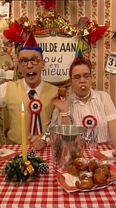 Oud en nieuw, wat is dat eigenlijk? Theo & Thea leggen het uit. 🎆 Meer Theo & Thea? Volg 'VPRO Jemig de pemig' op WhatsApp voor een dagelijkse dosis nostalgie: vpro.nl/jemig. | VPRO