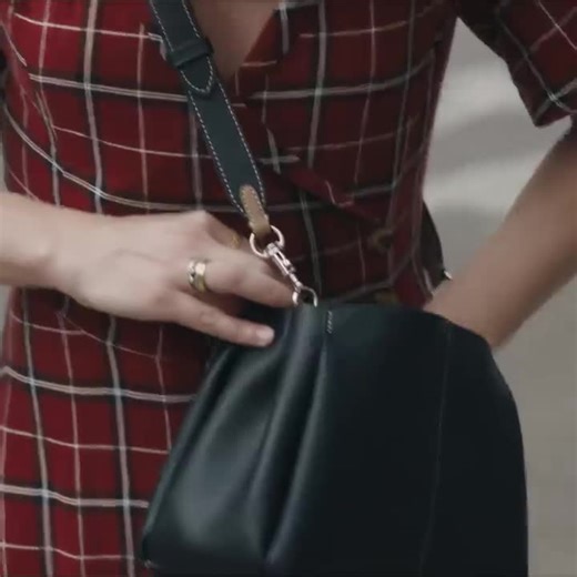 Love this. The new Google Pixel ad replaces every phone with a vanilla ice cream cone.The visual joke is so simple yet brilliant.A great reminder: the best creative strategy is usually about… | Cassian Horowitz