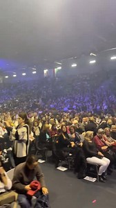 Zsúfolásig telt nézőtér! Nemsokára kezdünk. Vigyázat! Csodás hölgyekkel érkezik a Menopauza!😍 | Játékszín