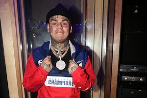 6ix9ine Mocks King Von After A Fake Coffin For Von Mysteriously Appears At Tekashi's Home
