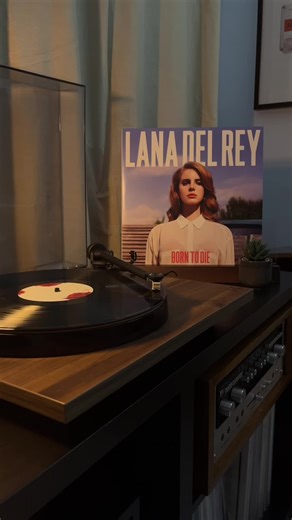 Born To Die - Lana Del Rey #borntodie #lanadelrey #borntodiealbum #vinyl #records #record #vinylrecords #vinylrecord #regaplanar1 #marantz1150 #adsl880