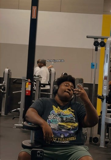 Alright y’all, here we go with another episode of Just Gym Life, and today I really want to talk about the importance of movement when you’re living with chronic illness. For me, pain isn’t something that comes and goes — it’s constant. Sleeping is pain, moving is pain, even breathing can be pain. Because of my back, I’m always trying to find ways to relieve the tension, the tightness, and the pressure that builds up in my back and hips. So when I work out, it’s never random — it has to be inten