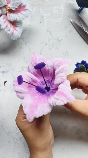 Hibiscus fuzzy wire tutorial in light purple color #fuzzywire #fuzzywireflower #fuzzywireflowertutorial #diyflower #handmadeflowers | Crafty Ivy