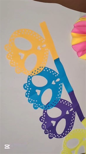 Wow ‼️‼️ increíble guirnalda de calaberitas hecha con hojas de colores para decorar en día de muertos super fácil y rápido. #viralvideo #videoviral #video #rells #diy #DiaDeMuertos #decoracion #ideas | Alma Creativa