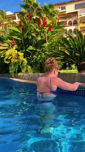 How do you climb put of the pool? 🙃#poolside #bikinibabes #gymnast