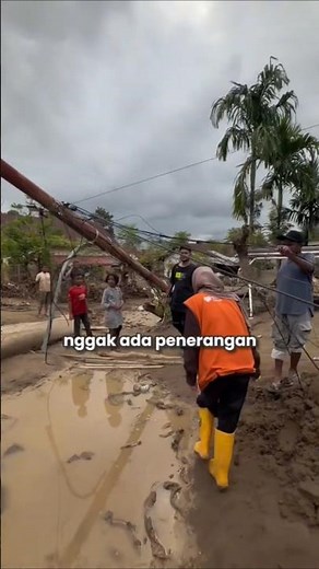 BE CAREFUL, VILMEI, ELECTRICITY POLES ARE COLLAPSE