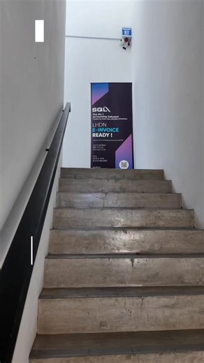 【揭露真相：马来业务员的真实一天】 下班时间， 他还在车上狂飙，只为了赶回公司开一张报价单。 外面塞车、电.话响个不停， 老婆发来信息说房东在催租金、孩子学校在催学费。 他深呼吸，继续赶路。 就在转角，他差点发生车祸。 到公司门口时，灯全灭了。 办公室下班了。 那张急需的报价单——开不成了。 老板的声音还在耳边回荡： “这个月再不开新单，就不用来了。” 💔 这就是很多业务员的现实： 不是不努力，只是被系统困在了办公室。 💡现在，他终于找到了真正的解.决方法： ✅ SQL Mobile Connect 随时随地查看客.户详情、报价、库存， 走到哪，开到哪。 不再为一张报价单，浪费一整天的努力。 让努力不被时间和系统限制。 让每一个业务员，都能自由地完成自己的目标。 --------- 🌟E-invocie超实战教学、已经开放报名了哟。 ✨从E-Invoice 解析，带你一次掌握80%企业都忽略的规则， 到SQL软件实际演练，手把手教学，从0到精通，轻松完成电子发票提交。 。 🎯 不只是学知识，更是解.决你生意痛点的一场实战课程！ 想要获得教学课程详情，可以在下面写【我要报名】. 