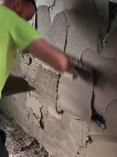 plasteter building out wall heavy door frames to suit poorly built concrete block walls 1st coat sand and cement render sxratched keyed up for the next coat to bond to this coat if sand cement render is still heavy but wil be made stright and floateded up smooth with a floatcwith nails to key the foat coat for the top finishing coats of plaster gypsum carlite finish 2 coats to be applied all plaster abd cement render applied by hand hawk n trowel #fyprender #oddlysatisfying #cement #plasteringli