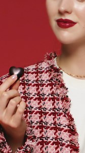 Valentine’s Day plans? A date with chocolate, of course! ✨ For every unique personality, there's a perfect match. Whether you fall for silky milk chocolate or intense dark notes, our chocolates are all crafted with high-quality carefully selected ingredients to melt your heart 💝 Piani per il giorno di San Valentino? Un date with chocolate, naturalmente! ✨ Per ogni personalità, c'è un abbinamento perfetto. Che ti piaccia il delicato cioccolato al latte o le intense note fondenti, i nostri ciocco
