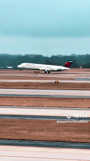 B717 with a beautiful landing on runway 9R from MSN-ATL Registration: N997AT Photos date: January 3rd, 2026 Camera: Sony a6400 (Trevor) & Sony a6700 (Reid) Lens: Sony 200-600 #aviation #planespotting #planes #pov #atlanta