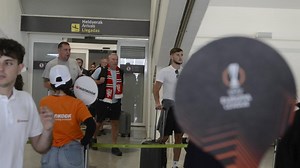 El aeropuerto de Bilbao recibe ya a miles de aficionados ingleses