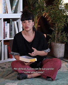 Per la nostra rubrica sui libri che vale la pena di leggere, Mara Travella ci parla di “Works”, di Vitaliano Trevisan. L’autore veneto, che in gioventù ha lavorato come operaio, gelataio, orafo, giardiniere, lattoniere e portiere di notte, condensa in questo memoir queste sue esperienze, tracciando un ritratto crudo, impietoso, a tratti maschilista e allo stesso tempo divertente del mondo lavorativo della “working class” italiana. 📖 Vitaliano Trevisan, “Works”, Torino, Einaudi, 2016 (edizione a