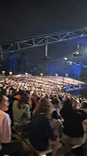 FULL CROWD for FANTASMIC tonight!! | Lora Bradley