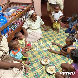 À Madagascar, les enfants des prisonniers sont malheureusement trop souvent les victimes invisibles du système carcéral. Dans de nombreux cas, les enfants des prisonniers sont contraints de vivre avec leur mère dans la prison, dans des conditions effroyables Les cellules sont souvent bondées et insalubres, avec des matelas insuffisants pour tous les détenus. Les prisonniers sont souvent obligés de dormir à même le sol, sans couverture ni oreiller. Les conditions d'hygiène sont souvent mauvaises,