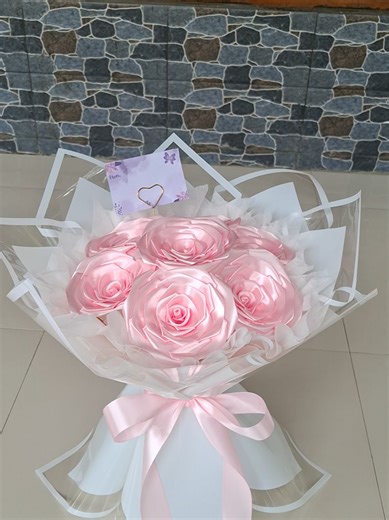 buket mawar satin 7 tangkai 65k 🥰🥰😍 Menerima pesanan buket ● buket mawar satin ● buket bunga artificial ● buket bunga kawat bulu ● buket uang ● buket jajan ● buket candy ● bingkai bunga kawat bulu Note📝 Free kartu ucapan Bisa riquest warna Order 👇🏻 dm ig:@annn.florist #buket #buketmurah #buketmawarsatin #pink