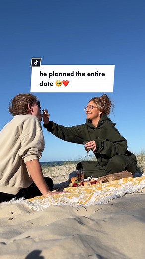 who would you do this with? 🥹🥰 get u a relationship where beach picnics are the bare minimum #dateidea #dailyvlog #boyfriendgoals