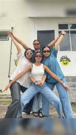 Poses ideas for FOUR!!🍀♾️ #cute #cutepose#posetutorial #photography#photoidea #freindship#cutepose
