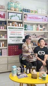 Đang live stream mà khách VIP ghé qua shop ủng hộ trên live luôn #casihuongthuy #huongthuy #makeupnhatbinh #kyduyenbeautystore #celebbeauty #bff #bestfriendsforever | Nhat Binh Nguyen