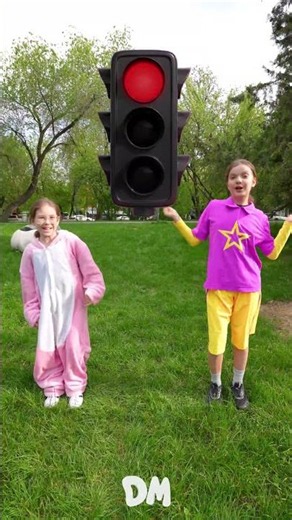 Traffic Light Song 🚦 Dance Along with Mimi and Friends #kidssongs #learn