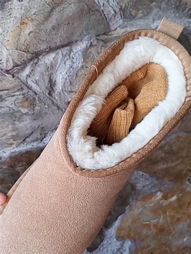 Cálido y acogedor: Totalmente forrado con un material de peluche súper suave para mantener los pies calientes y cómodos. Material duradero: Fabricado con cuero de ante de vacuno de alta calidad para mayor durabilidad y transpirabilidad. Recomendación de talla: Se recomienda elegir una talla más grande para un ajuste mejor debido al forro interior de piel completa. Resistente a salpicaduras de agua: Protege eficazmente contra salpicaduras de agua, asegurando que los pies permanezcan secos. Suela 