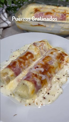 Puerros gratinados. A la mencionada hortaliza también se le conoce como puerro, porro, ajo porro, y cebolla larga. Es una receta bien sencilla y fácil. No necesita de mucho cocinado. Y nos queda jugosos y muy ricos de sabor. Una receta mas ligera para recibir el año INGREDIENTES Puerros Queso en lonchas, he usado mozarella Jamón cocido Queso rallado, he usado mozarella Una cucharada sopera de mantequilla 1 cucharada sopera de maicena o harina de trigo 300 ml de leche Pizca de nuez moscada Pizca