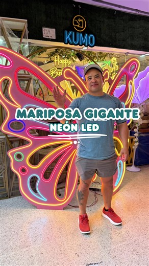 Transforma tu evento con nuestra mariposa gigante de KUMO