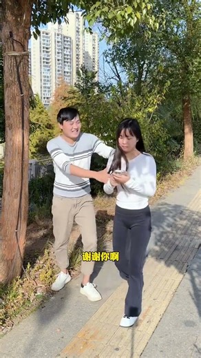 Pretending to sprain an ankle to ask for beauty for help, the ending is too sweet! #funny #couple