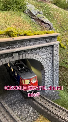 Un convoglio svizzero di tutti i colori ❤️💙💛💚😂 Locomotiva elettrica SBB Cargo 🇨🇭 Ae 610 con stemma cantonale Giubiasco: - illuminazione della cabina - decoder digital con sound 🎶 - accumulo di corrente ..carri merci a scarico automatico “HASTAG” di diversi colori della Pietrisco S.p.A. caricati con ghiaia! Ecco i codici: Marklin 39366: https://artuffo.com/marklin-39366.html Marklin 46336: https://artuffo.com/marklin-46336.html #marklin #alternata #trenini #scalaH0 | Artuffo Modellismo