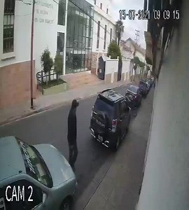 134K views · 910 reactions | #Sucre Cámaras de seguridad captaron el momento en que un hombre entra a un vehículo estacionado en la calle Dalence, este jueves, para robar pertenencias del dueño. En las imágenes se ve cómo el ladrón ingresa al auto dos veces. Los vecinos enviaron el video a la Policía a la espera de una investigación e informaron que los asaltos a vehículos y personas son frecuentes en esta céntrica zona de la ciudad. Video: Gentileza | Correo del Sur | Facebook