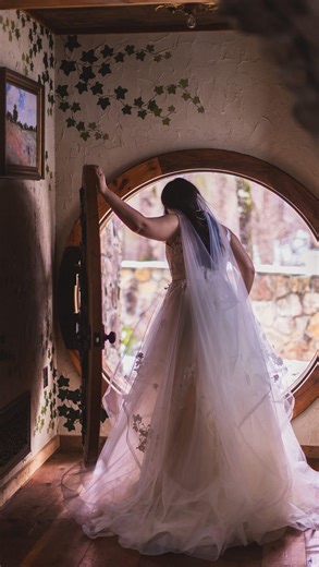 Vaughan House | Micro-Wedding Venue on Instagram: "Sabrina & Slava’s snowy elopement at the cottage. ❄️✨"