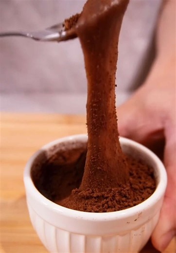 【レシピ】 切り餅 1個 牛乳 大さじ1 チョコレート 25g （板チョコ約半分） ※甘さが欲しい人は砂糖大さじ1 ※仕上げにココアパウダー大さじ1 レンチン600W 1分から1分20秒 #手作りおやつレシピ #簡単レシピ #菓子作り #餅アレンジ #夜食