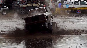 Chevy Squarebody Blazer Doing some Florida Mud Bogging! #mud #mudding #squarebodychevy #offroad | Moto Doggo