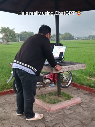 He's really using ChatGPT for interview 🤯🤯 #jobinterview #ai #career #fyp #parakeetaihunt