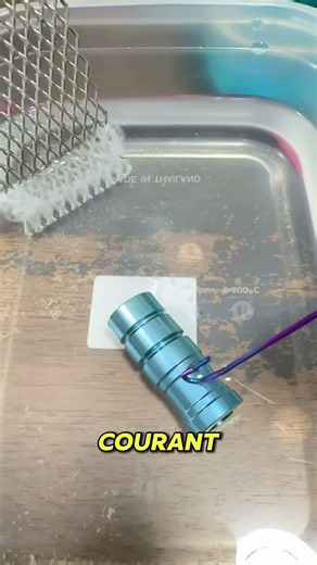 Pourquoi ce métal est-il coloré sans peinture ?