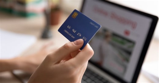 Patikėjote banko kortelę artimiesiems? Štai kada ją užblokuos ir pinigų negrąžins