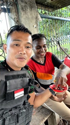 Cewe Papua lagi makan pinang kering #fyp #papua #tni #semuaorang #vidioshort #pinang #papuabarat