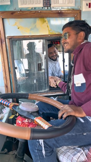 when my freind🦁 meet on the way i give thumbsup🥂 | જ્યારે રસતે ભાઈબંધ મણી જાય ત્યારે #bhaibandhi