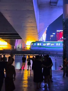 This kind of scene🎥 can only be seen in Chongqing, right? The monorail train🚝 goes by under the bridge🌉 and people dance 💃🏻by the light🌃. 📸山城梁同学 #Chongqing #Romance #Dance #Monorail | iChongqing