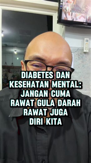 KESEHATAN MENTAL JUGA BAGIAN DARI PERAWATAN DIABETES. Mengelola diabetes bukan hanya tentang makanan, obat, olahraga, dan angka gula darah. Ada perjuangan emosional yang mungkin tidak terlihat oleh orang lain. Rasa takut terhadap komplikasi. Rasa bersalah ketika gula darah naik. Lelah karena harus terus menjaga pola hidup. Khawatir tentang masa depan. Semua itu perlu mendapat perhatian. Diabetes distress adalah tekanan emosional yang muncul akibat tuntutan hidup dengan diabetes. Kondisi ini berb