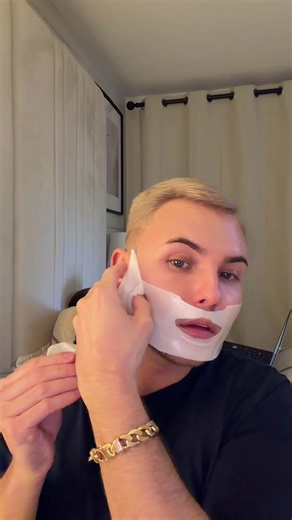 Unboxing the Viral Glass Korean Skin Mask 💁🏼‍♂️
