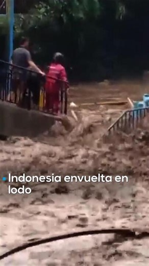 Fuerza Informativa Azteca on Instagram: "🌊Naturaleza sin control ⛈️ ⁣ ⁣ Java y Bali se están hundiendo bajo la furia del monzón. Las imágenes son desgarradoras: casas enteras arrastradas como si fueran de papel y familias que lo han perdido todo en segundos.⁣ ⁣ No es solo la lluvia, n los últimos 30 días, más de 920 personas han muerto en Indonesia por el mal clima. La temporada apenas comienza y el saldo ya es catastrófico.⁣ ⁣ Los detalles en #HechosSábado⁣ ⁣ #Indonesia #Bali #Java #Desastre #