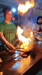 Cara masaknya keren juga ternyata mantan Chef lestoran war biasa. | Den kepo