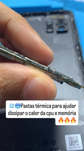 S-Tech on Instagram: "📱 CPU e Memória do Smartphone A aplicação de pasta térmica é um procedimento essencial para garantir o bom desempenho e a durabilidade dos componentes internos do celular, principalmente o processador (CPU) e os chips de memória. Durante o uso do aparelho, esses componentes geram calor constante. A pasta térmica atua como um condutor térmico, preenchendo micro espaços entre o chip e o dissipador/blindagem metálica, facilitando a transferência do calor e evitando o superaqu